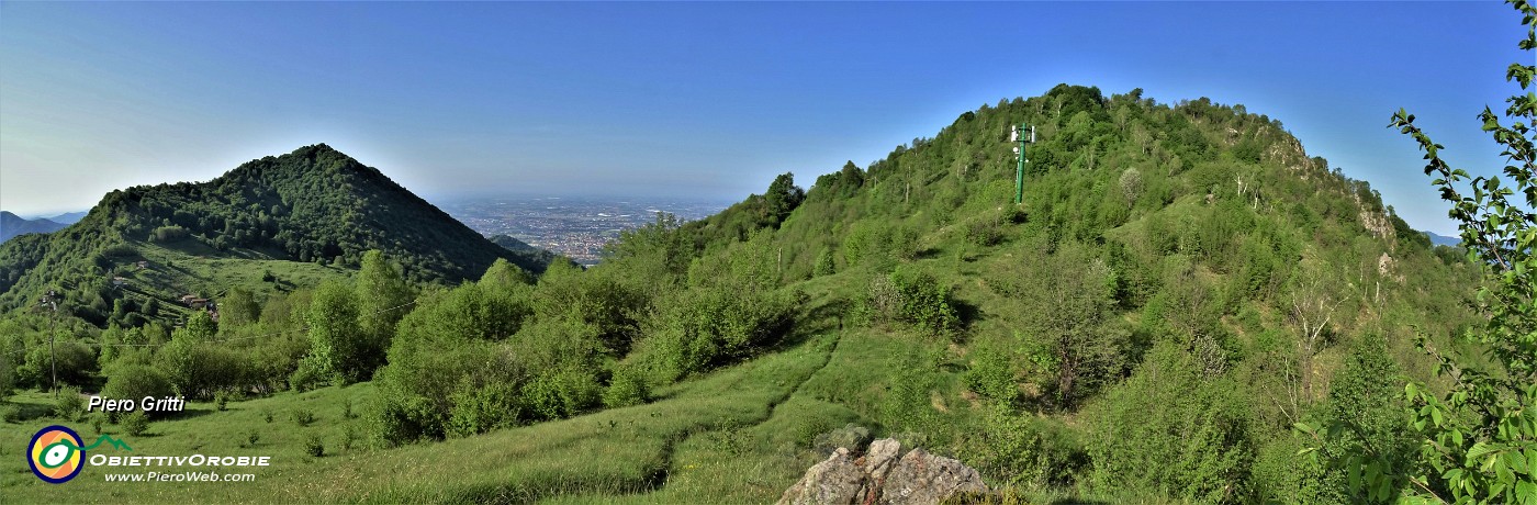 15 Salendo in Corna Bianca (a dx) con vista anche sul Podona .jpg